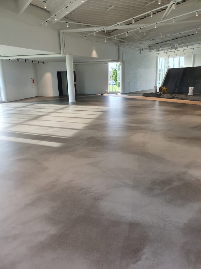 flydemørtel gulv i bygning