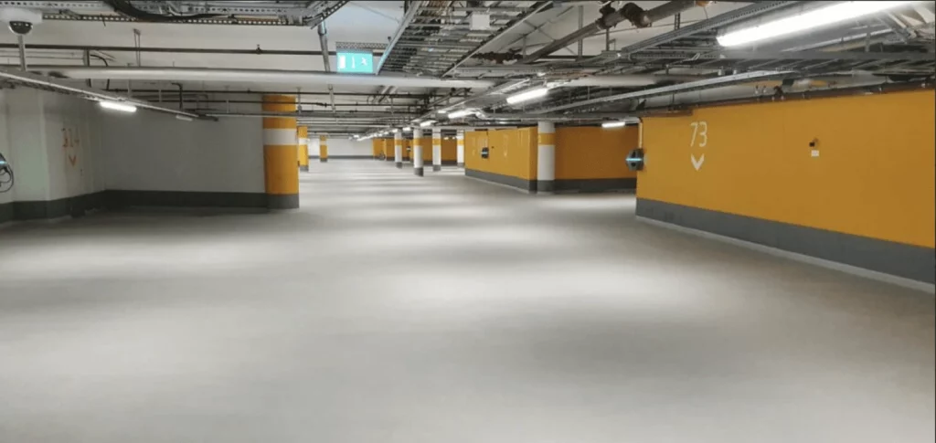 Tom parkeringsplads med gule søjler