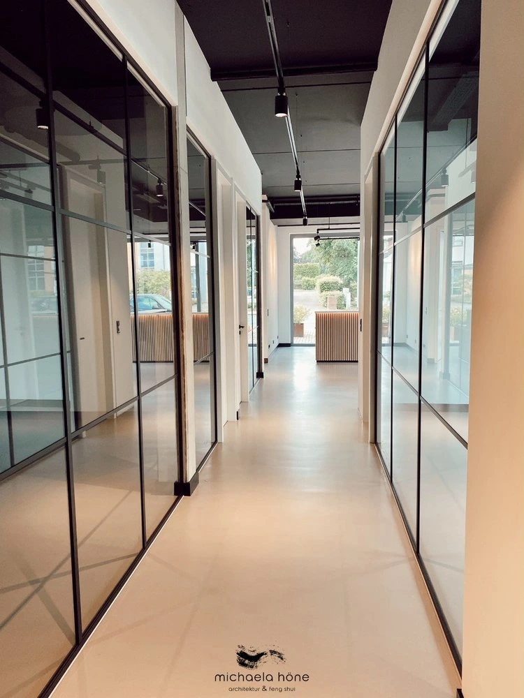 Moderne kontor med glasvægge