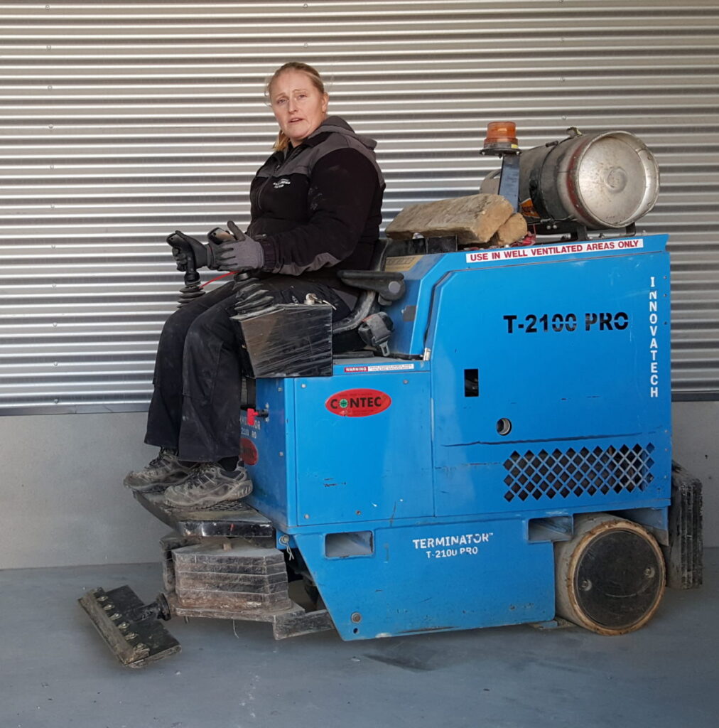 Blå maskine med fører i arbejde.