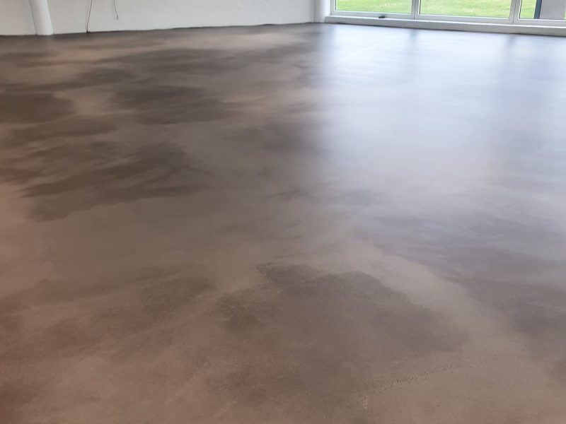 flydespartel gulv i et tomt rum