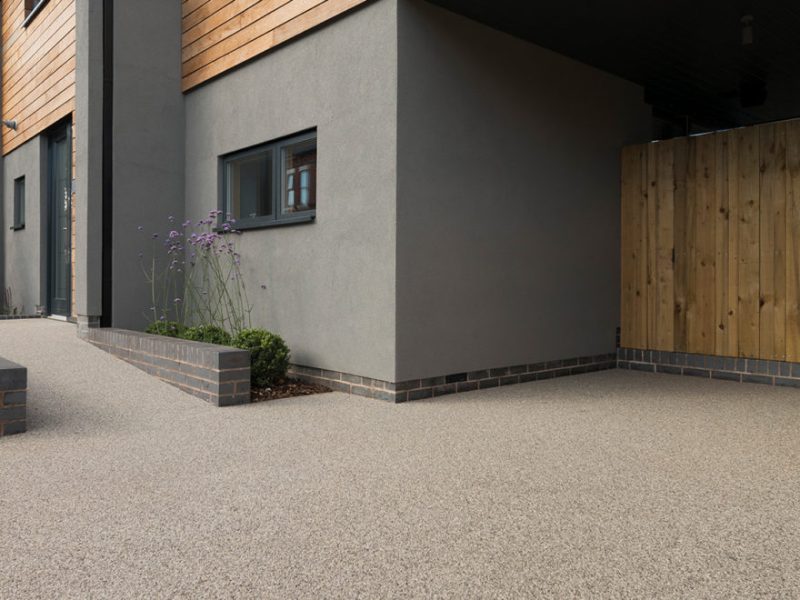 Moderne indkørsel med grå overflade